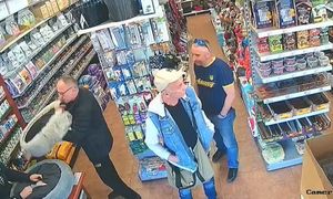 Trzej mężczyźni działali wspólnie. Zdjęcie z zoologicznego