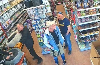Trzej mężczyźni działali wspólnie. Zdjęcie z zoologicznego