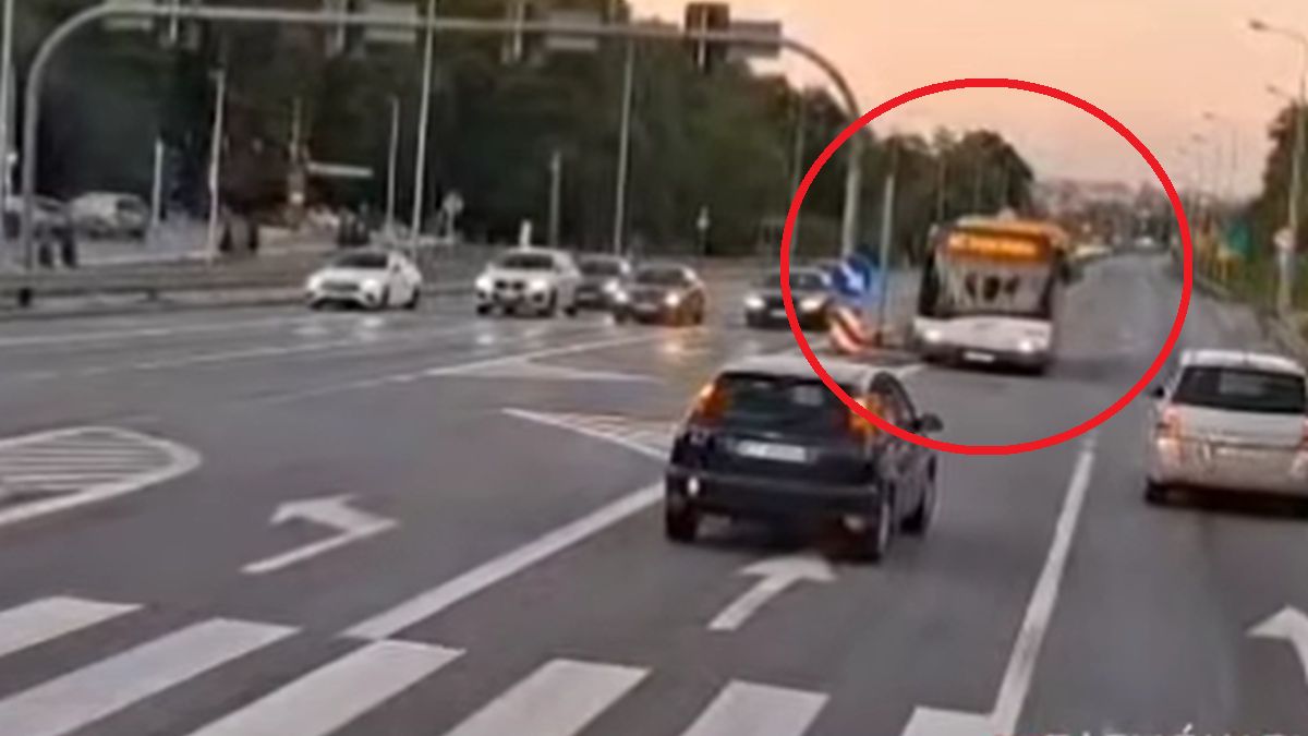 Autobus jechał pod prąd.