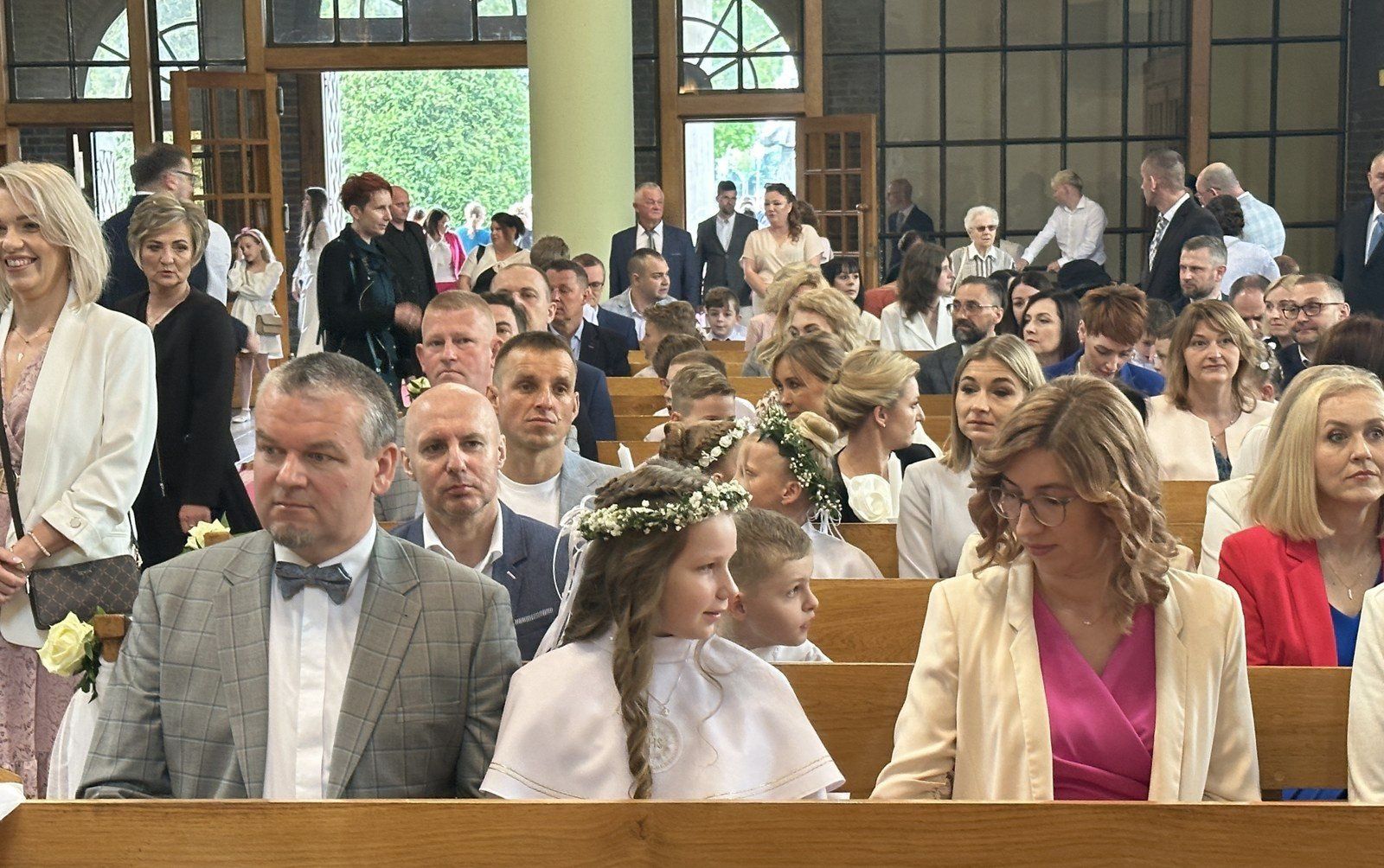 Maj upływa tradycyjnie pod znakiem uroczystości pierwszokomunijnych. W sobotę zorganizowano ją w kościele św. Antoniego Padewskiego w Lesznie. Dzieci w pięknych albach zasiadły w ławkach wspólnie ze swoimi rodzicami