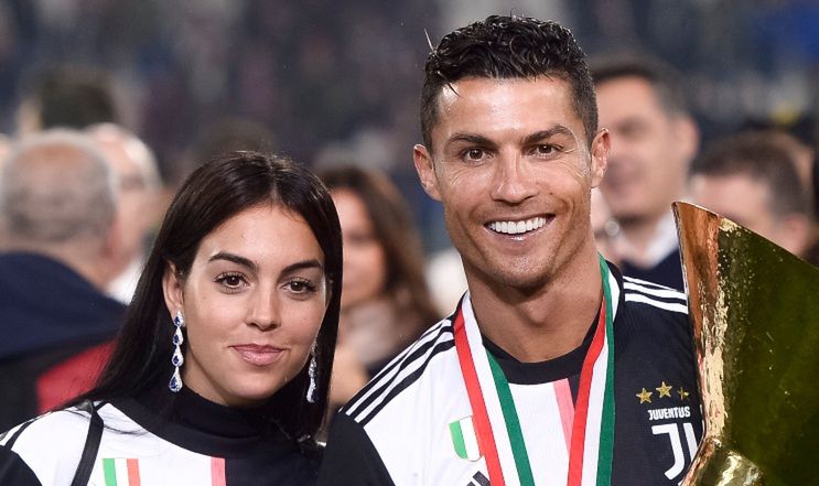 Cristiano Ronaldo pokazuje zdjęcie z nowo narodzoną córeczką. "NA ZAWSZE MIŁOŚĆ" (FOTO)