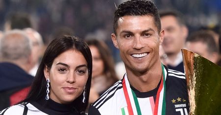 Cristiano Ronaldo pokazuje zdjęcie z nowo narodzoną córeczką. "NA ZAWSZE MIŁOŚĆ" (FOTO)