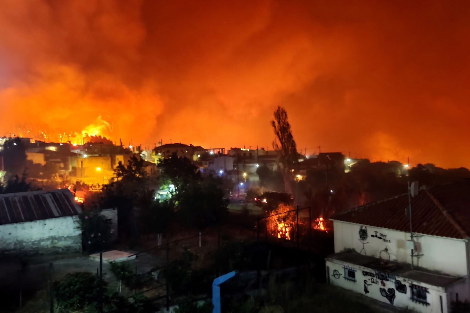 "Mówimy o apokalipsie". Grecja w środku piekła. Zdjęcia porażają