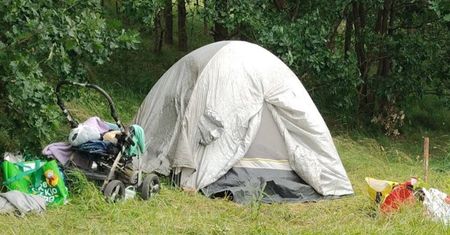 Bezdomni rozbili obóz nad Zalewem Witoszówka. Interwencja służb