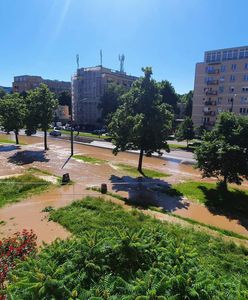 Warszawa. Awaria wodociągowa w alei Waszyngtona. Tramwaje na objazdach