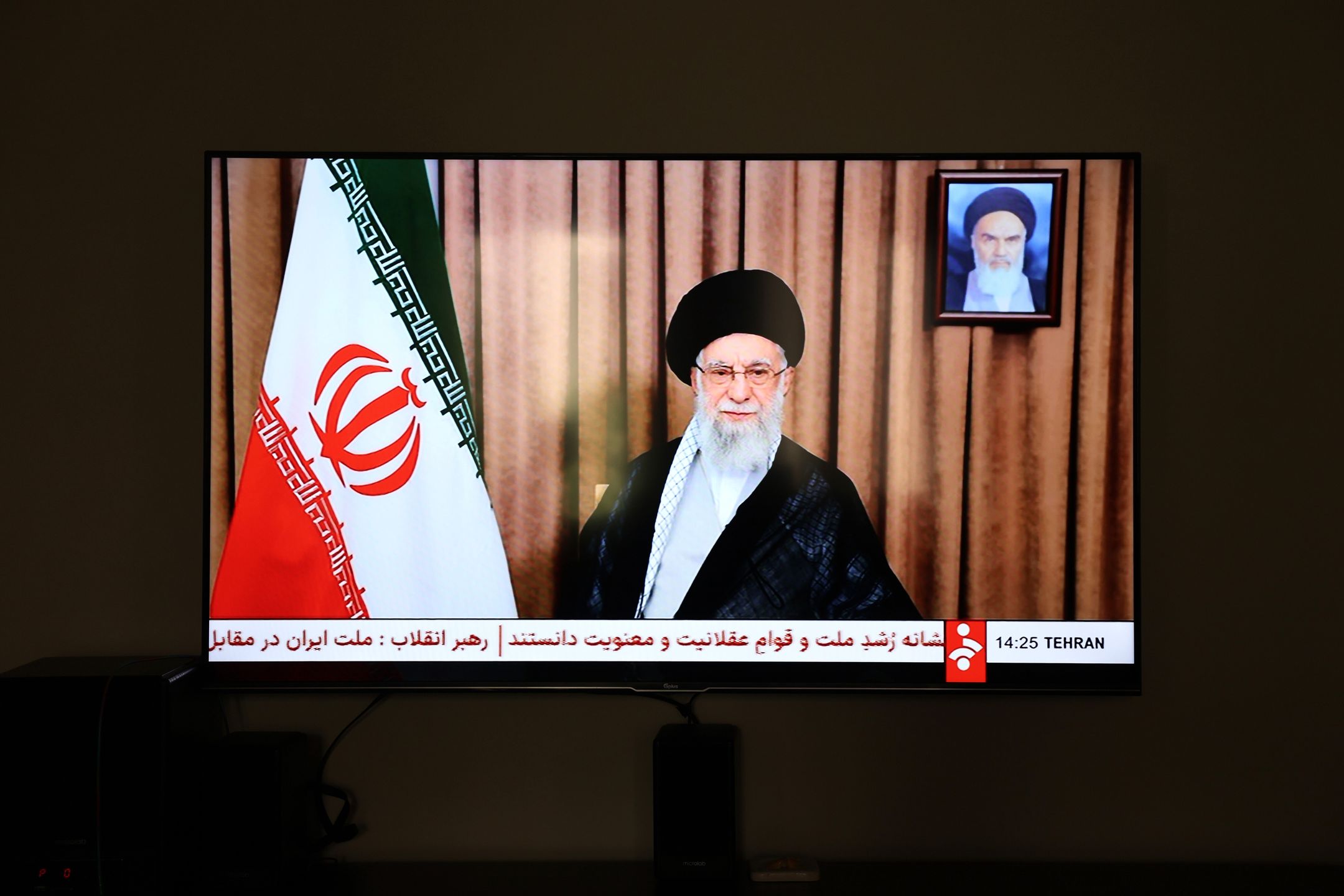 epaselect epa12183099 Iranian state television (IRIB) broadcast a message from Iran's Supreme Leader Ayatollah Ali Khamenei to the nation, in Tehran, Iran, 18 June 2025. The supreme leader stated that Iran will not accept US calls for an unconditional surrender, as the Iran-Israel conflict entered its sixth day. Israel has been conducting strikes across Iran since 13 June, targeting nuclear, military, and energy facilities, prompting Iran to launch retaliatory waves of missiles and drones toward Israel. EPA/ABEDIN TAHERKENAREH Dostawca: PAP/EPA.