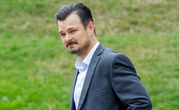 Huczało od plotek, gdy zaczął się z nią spotykać. Wydała oświadczenie