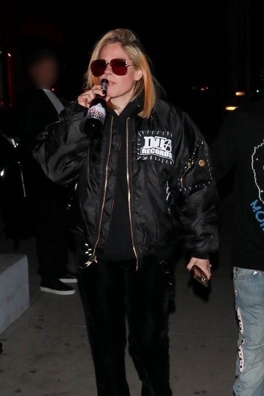 Avril Lavigne popija piwo w drodze na kolację z narzeczonym 