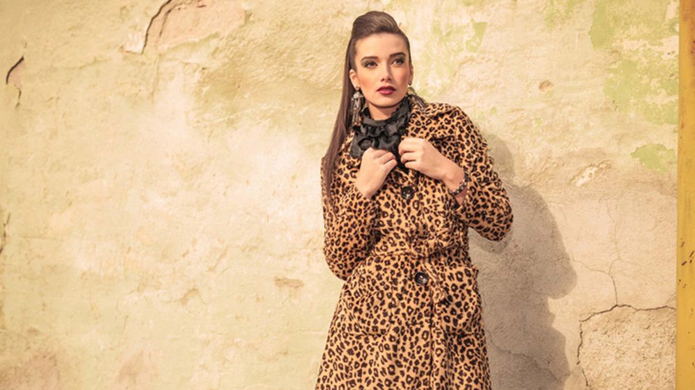 W klasycznym płaszczu w cętki poczujesz się pięknie i zmysłowo