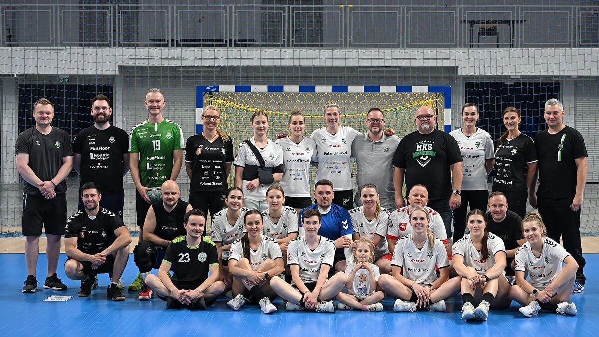 Zdjęcie grupowe drużyny MKS i partnerów