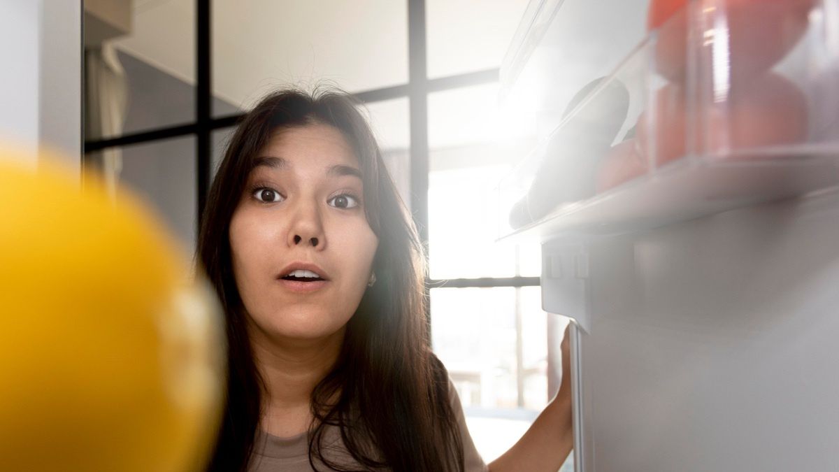 Kobieta zaglądająca do lodówki