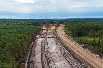 Budują nową drogę do elektrowni. Ułatwi też wakacyjne wyjazdy nad morze