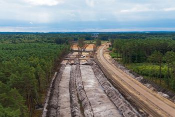 Budują nową drogę do elektrowni. Ułatwi też wakacyjne wyjazdy nad morze