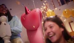 Gigantyczny język przywołuje wspomnienia w nowej letniej reklamie Coca-Coli (wideo)