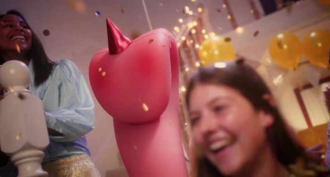 Gigantyczny język przywołuje wspomnienia w nowej letniej reklamie Coca-Coli (wideo)