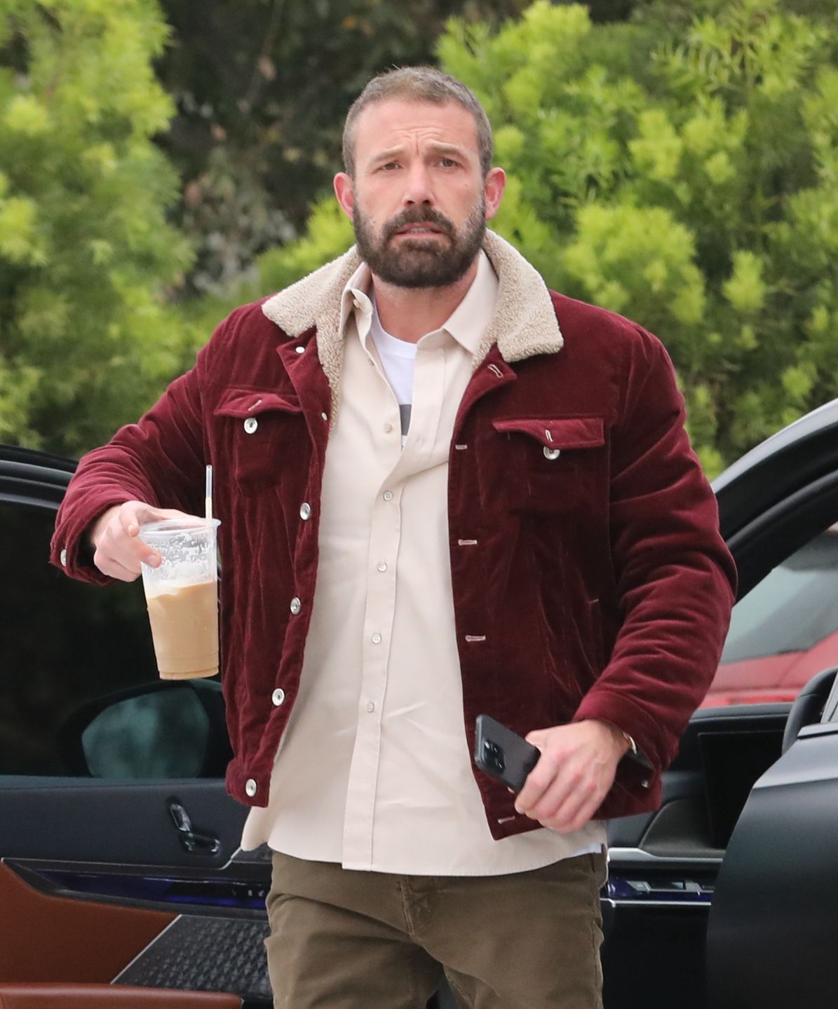 Ben Affleck z nietęgą miną maszeruje na lunch