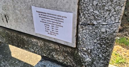 Karteczki na grobach w Katowicach. "Należy regulować lub wyjaśniać"