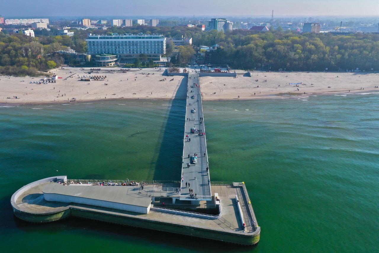 Molo w Kołobrzegu przyciąga turystów jak magnes.