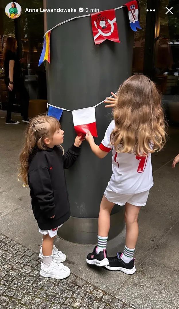 Anna Lewandowska z córkami w Berlinie 