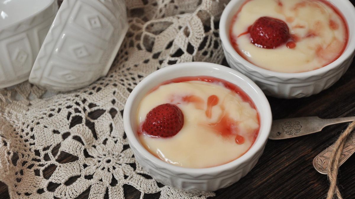 Budyń to słodka przekąska, którą można przygotować samemu w domu lub kupić w sklepie gotowy proszek