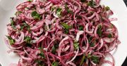 Weź czerwoną cebulę i zrób z niej obłędną sałatkę. Będzie gotowa w 10 minut
