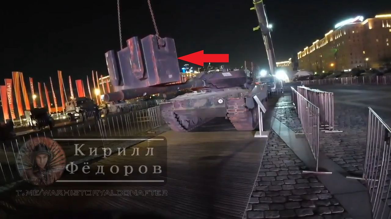 Przejęty czołg Leopard 2A6 nad którym Rosjanie pastwią się w Moskwie.