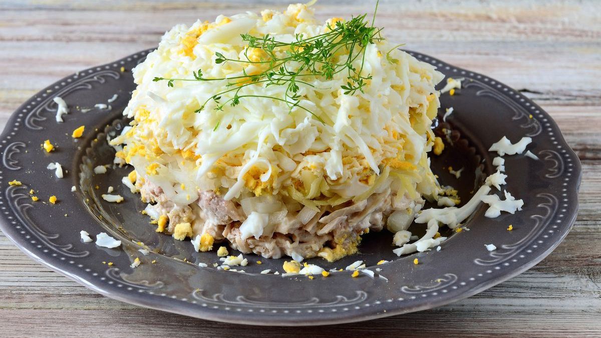 Sałatka góra śniegu skrywa w sobie wyraziste dodatki