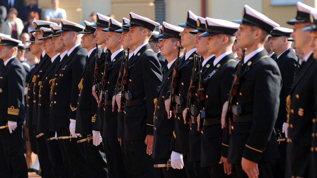 Przysiega wojskowa w Akademii Marynarki Wojenej w Gdyni
24.09.2010 Gdynia Uroczysta przysiega wojskowa 40 podchorazych I roku Akademii Marynarki Wojennej rozpoczynajacych nauke na Wydziale Nawigacji i Uzbrojenia Okretowego oraz Wydziale Mechaniczno Elektrycznym 
Fot. Wojciech Strozyk/REPORTER
Wojciech Strozyk/REPORTER