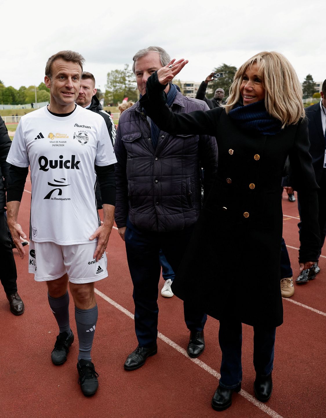 Emmanuel Macron na meczu charytatywnym. Towarzyszyła mu żona