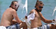 Brzuszek Leonardo DiCaprio na plaży! (ZDJĘCIA)