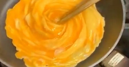Przepis na omlet w kształcie róży. Trik japońskiego szefa kuchni