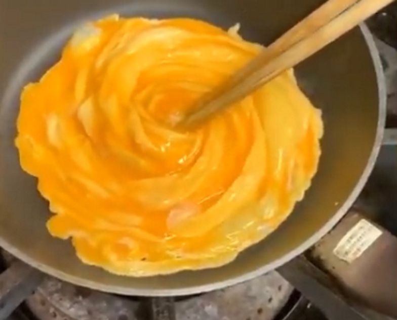 Przepis na omlet w kształcie róży. Trik japońskiego szefa kuchni