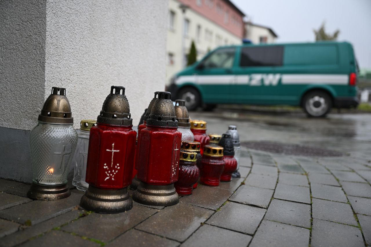 Gdynia, 26.10.2023. Znicze w miejscu zabójstwa 6-letniego chłopca przy ul. Górniczej w Gdyni Fikakowie