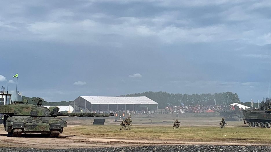 British Army podczas pokazu z czołgiem Challenger 2