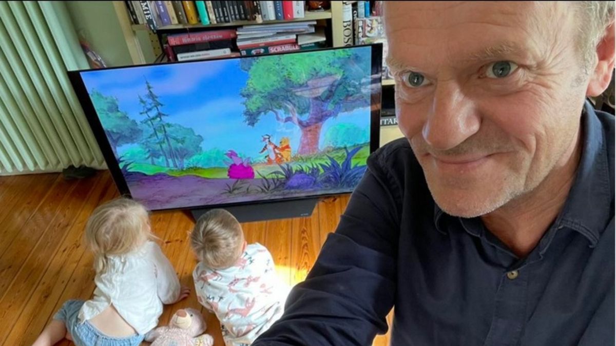 Tusk ogląda bajkę z wnuczkami