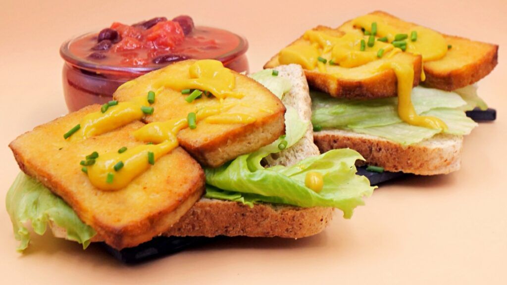 Tosty z tofu i sosem musztardowym z fasolą w pomidorach przepis