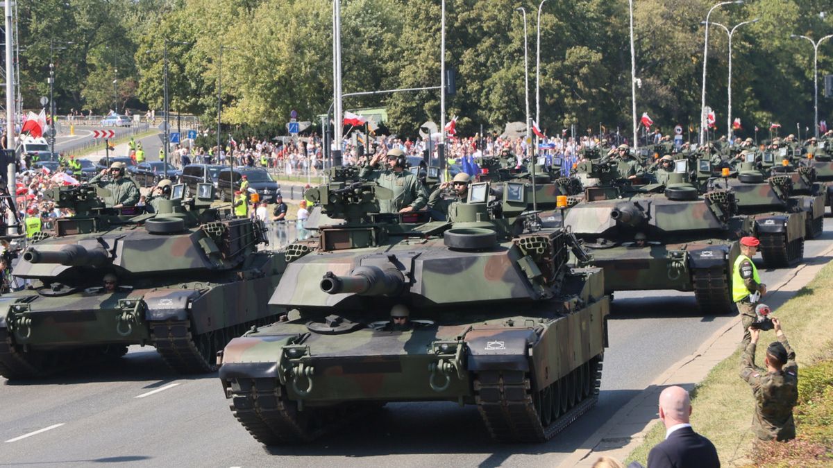 Należące do polskiej armii czołgi Abrams podczas defilady z okazji Święta Wojska Polskiego, 15 sierpnia 2025 roku