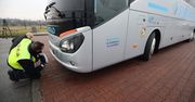 Legnica: Policjanci sprawdzają autokary wiozące ludzi na wakacje