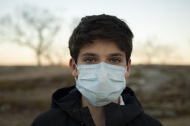 "To zmienia skalę tej pandemii z choroby śmiertelnej - na chorobę przeziębieniową". Wariant Delta wywoła kolejną falę