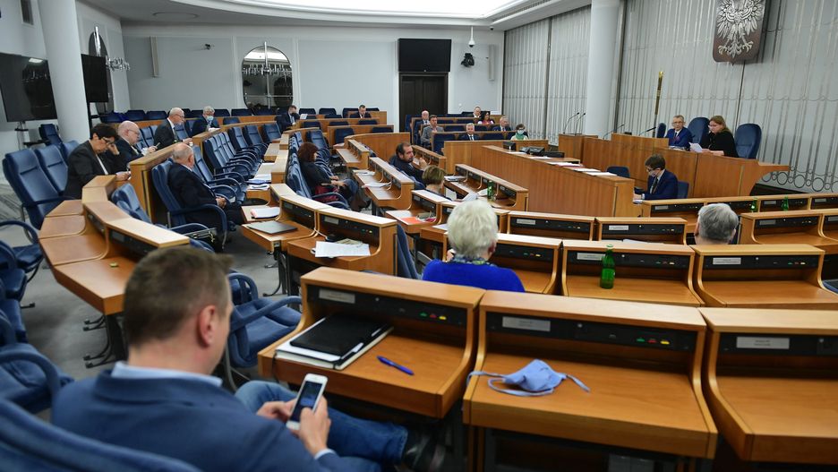 Senat zmienia porządek obrad. Chce przyjąć uchwałę wzywającą do przestrzegania równości obywateli wobec prawa