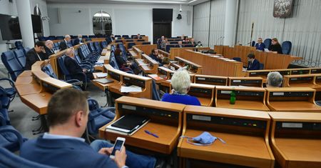 Senat zmienia porządek obrad. Chce przyjąć uchwałę wzywającą do przestrzegania równości obywateli wobec prawa