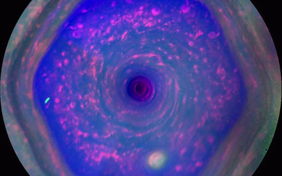 Sześciokątna burza na Saturnie - zdjęcie sondy Cassini