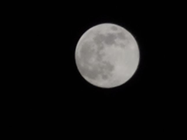 Xiaomi Mi 10 Pro: zdjęcie Księżyca z zoomem 50x