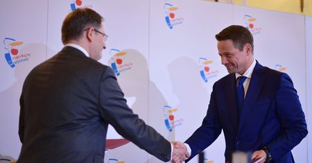 Warszawa. Rafał Trzaskowski podpisuję umowę z EBOR. Warszawa "Zielonym miastem"