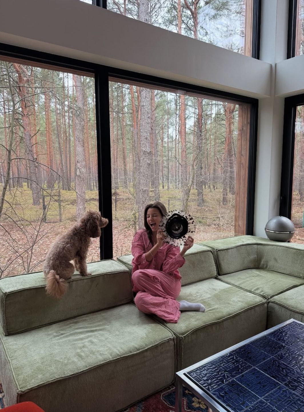 Julia Wieniawa chwali się widokiem z leśnej chatki