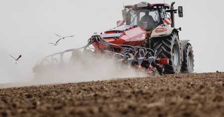 Alarm dla rolników. UE wycofała 93 substancje, dopuściła tylko jedną nową