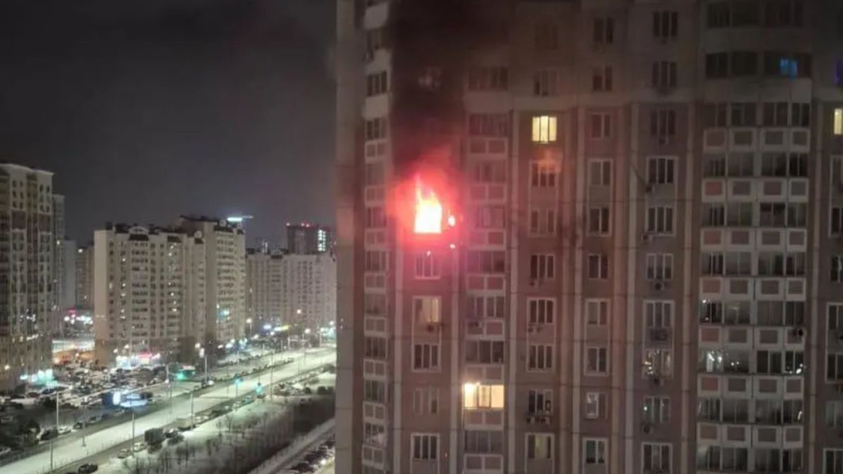 Budynek, który został uderzony pociskiem 