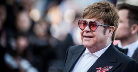 Włochy. Elton John na Capri bez maseczki
