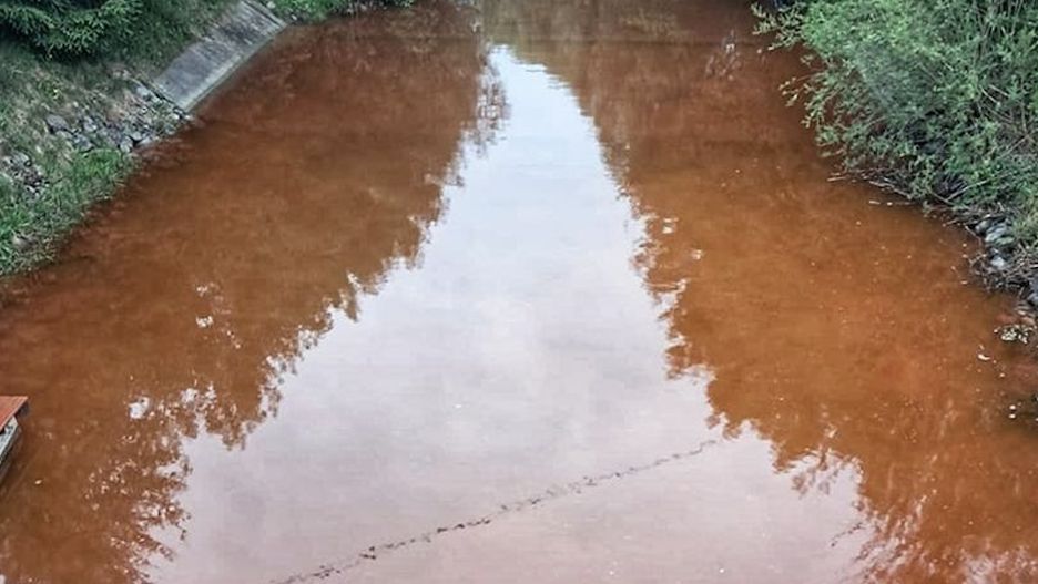Strażacy wezwani przez zaniepokojonych kolorem wody mieszkańców Zubrzycy Górnej, nie stwierdzili żadnego zanieczyszczenia