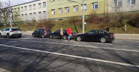 Kolizja trzech aut na Męczenników Majdanka. Kierowcy zjechali na chodnik